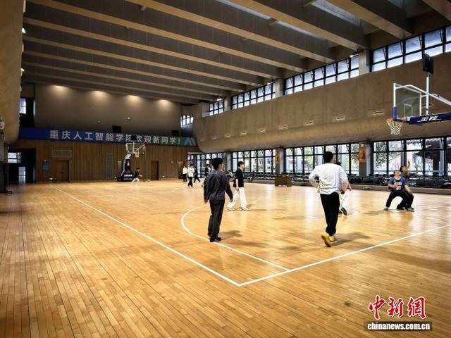 图为重庆人工智能学院新生在校园里进行体育活动。受访单位供图