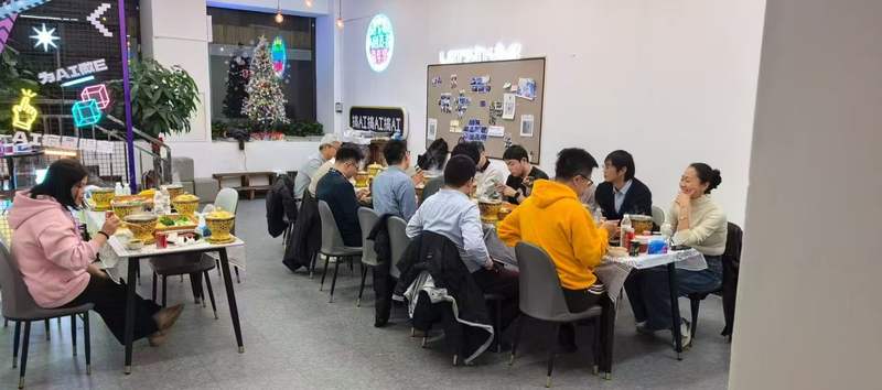 东升大厦食堂的“AI火锅局”。新京报记者 吴为 摄