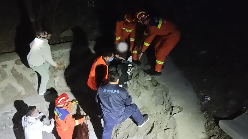 消防员将被困女生抬到担架上，与排水沟外的人员协同配合将她向上转移。门头沟消防供图