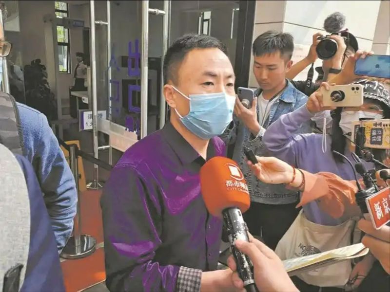 申军良接受媒体采访（资料图） 黄嘉丰 摄