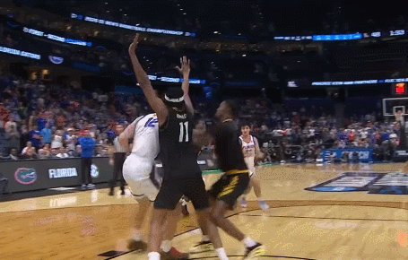 2米36中锋里乌NCAA赛惊现站扣震撼全场