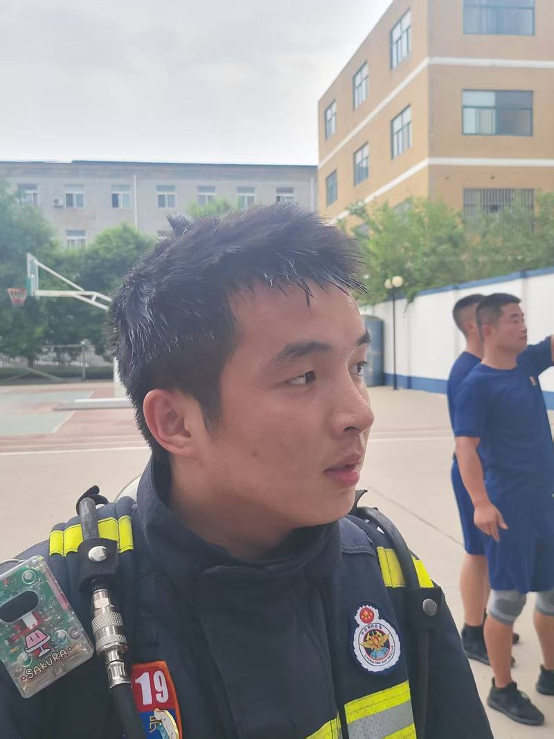 吴家伟说，作为一名消防员，他本能地第一时间就冲了过去。大兴消防供图