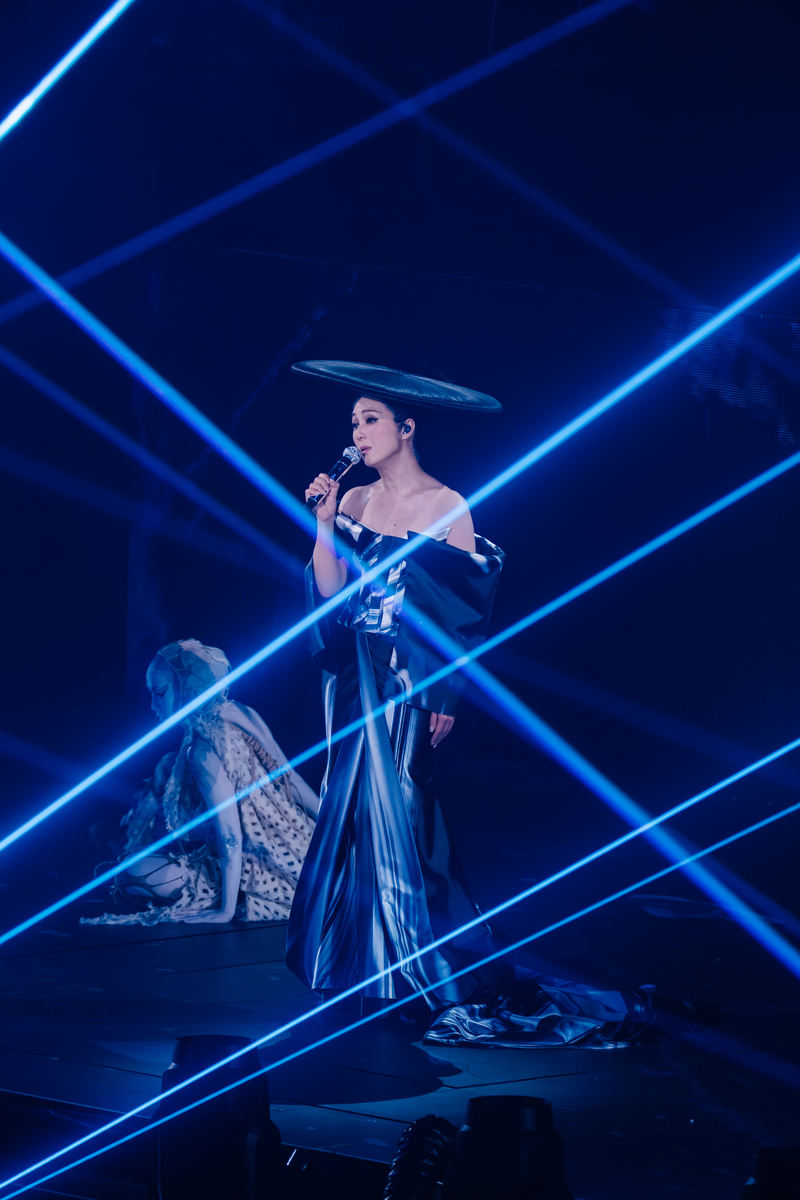 杨千嬅认为，“踏实不是安稳，而是你懂了，很多东西不需要太执着。”