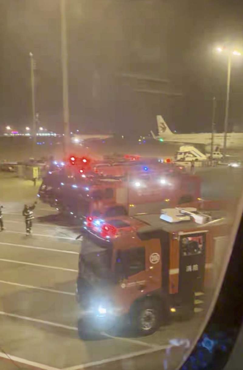 3月22日晚，MU5128次航班落地上海后多辆机场消防车出动。受访者供图