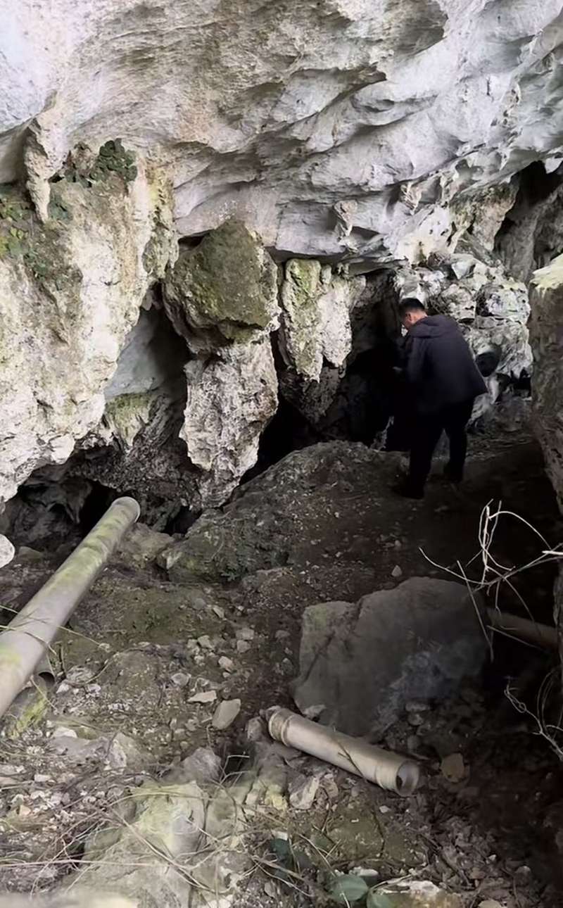 垃圾堆附近的溶洞。视频截图