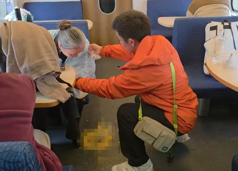 吴家伟从自己的背包中取出随身携带的糖果和矿泉水，帮助老人缓解症状。大兴消防供图