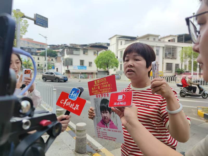 3月23日，邓惠东带着被拐儿童罗妙全的寻亲信息，来到广州增城。 新京报记者 赵敏 摄