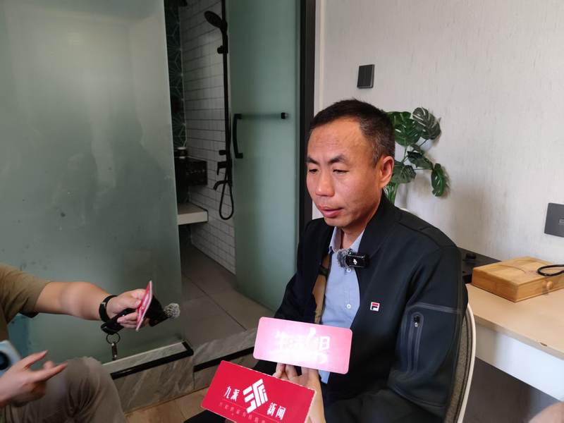 3月23日出发之前，申军良接受媒体采访。 新京报记者 赵敏 摄