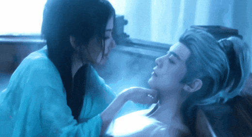  在观众看不见的地方，邓凯为了角色付出了巨大的努力。他能出圈，绝不仅仅是运气使然，而是他凭借自身的实力和对于角色的全力投入，最终赢得了观众的认同。结语并不是说演疯批反派就一定能火，而是邓凯凭借自己的实力，再次刷新了观众的认知。颜值和演技，只要其中之一做到极致，便足以给观众留下深刻印象，更何况邓凯两者皆备，对观众而言，简直是绝杀。而在内娱辛苦打拼了这么多年的邓凯，终于等到了属于自己的翻身机会。据传他和孔雪儿将在大制作古偶《将门毒后》中再次饰演纯恨CP，我已经开始期待他们的再次合作了。更有传言称，他们可能会在现偶剧《等风热吻你》中再度联手合作，这样的资源显然源源不断，邓凯的这次出圈已经是实打实的成果。那么，你是否也被邓凯在《逐玉》中的表现所惊艳到呢？