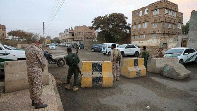 当地时期2026年3月20日，也门萨那，胡塞武装安全东说念主员在站岗警戒。视觉中国 图