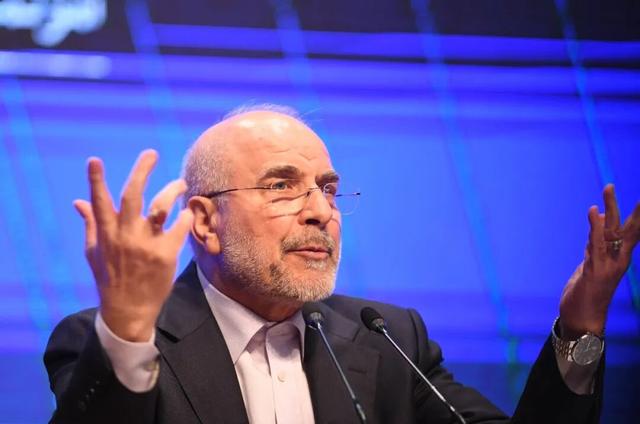 2025年12月2日，伊朗议长卡利巴夫在德黑兰出席新闻发布会。新华社记者 沙达提 摄