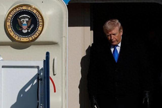 特朗普23日抵达好意思国马里兰州安德鲁斯聚会基地。好意思联社像片