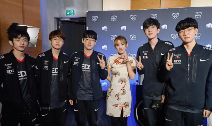 “世一翻”夏安,美貌与才华一身,成为年度最佳新晋解说主持|lpl|主持人|语言|全明星|英雄联盟_新浪新闻