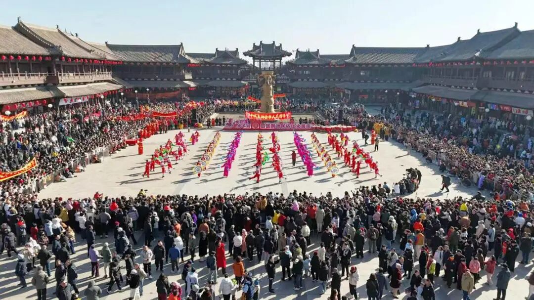 ���괺���ڼ䣬�ο���ɽ����ͬ�ųǹ��ʹ�ͳ�����ݡ� 