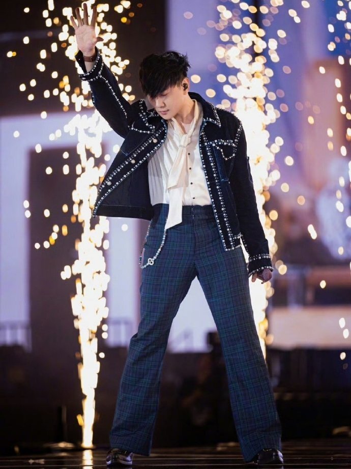 林俊杰自曝心脏问题需长期服药,带病完成百场巡演,曾中途吸氧就医_新闻|演唱会|心率|生日|鸟巢|全球巡演_新浪娱乐_新浪新闻