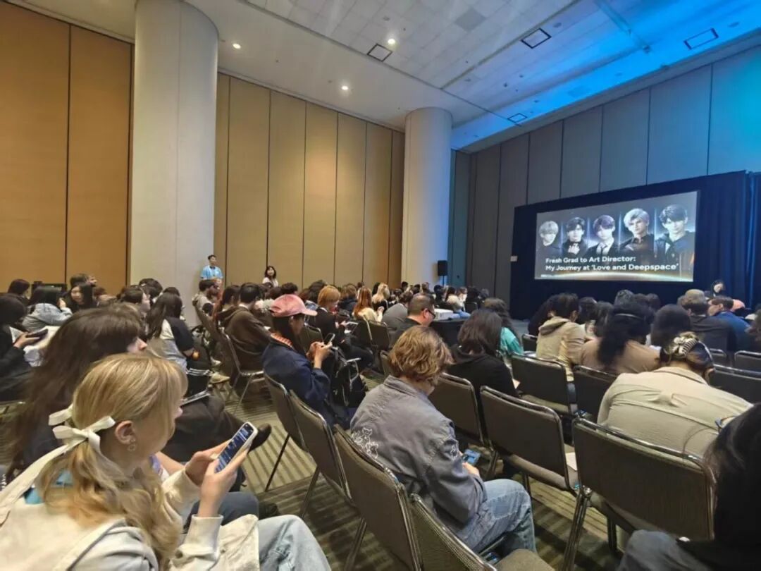 距离演讲开始还有十几分钟，场内就已经坐满了