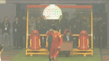 第64分钟，中国队继续进行阵容调整，用杨旭替下于海。