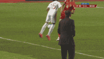 第9分钟，叙利亚15号球员推搡郜林，但裁判没有表示。