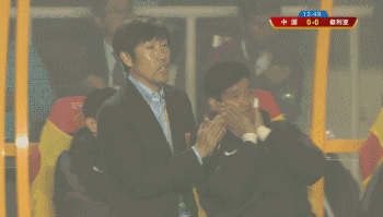 高洪波在场边鼓励球员。