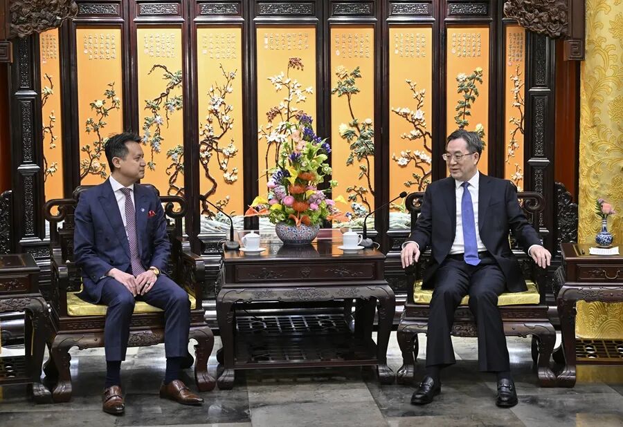 3月27日，中共中央政治局常委、国务院副总理丁薛祥在北京会见世界知识产权组织总干事邓鸿森。新华社记者 殷博古 摄