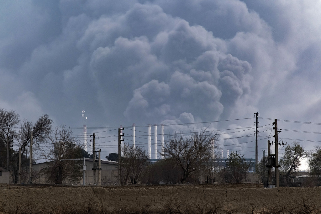 当地时候2026年3月9日，伊朗德黑兰，遭攻击的石油储存设施开释大宗油烟。视觉中国 图