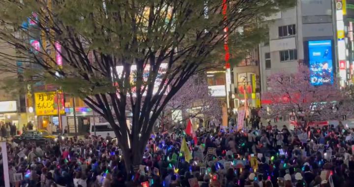 日本爆发抗议：高市道歉！小泉道歉！中国对不起！