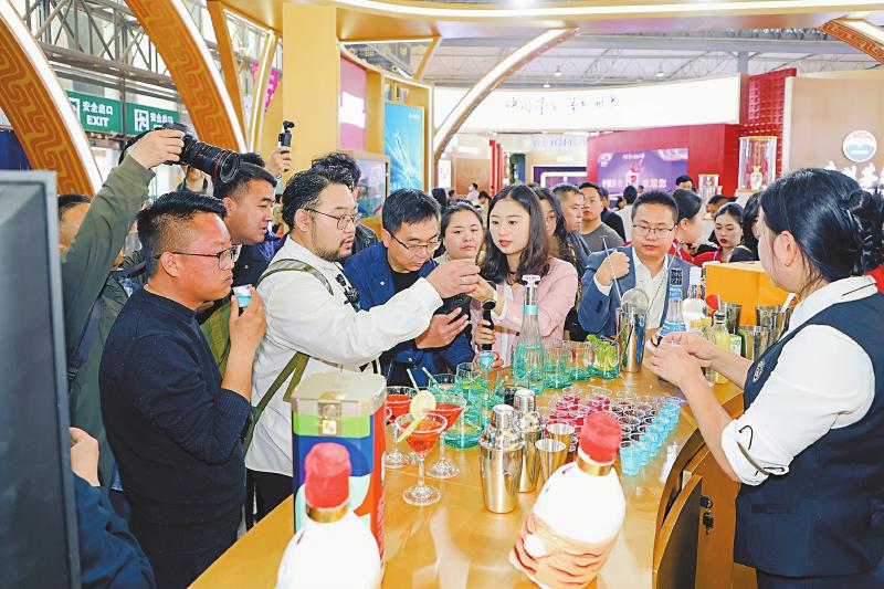 ����Һ����չ̨ǰΧ�������ߡ� ��������Һ�ɷ����޹�˾��ͼ