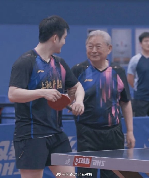 这次徐寅生与樊振东的互动对于中国乒乓球的传承意味着什么?|运动员|商业|世乒赛|精神|纯粹性_新浪体育_新浪新闻