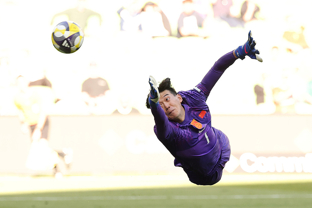 开场9分钟连丢两球，中国男足0比2不敌喀麦隆