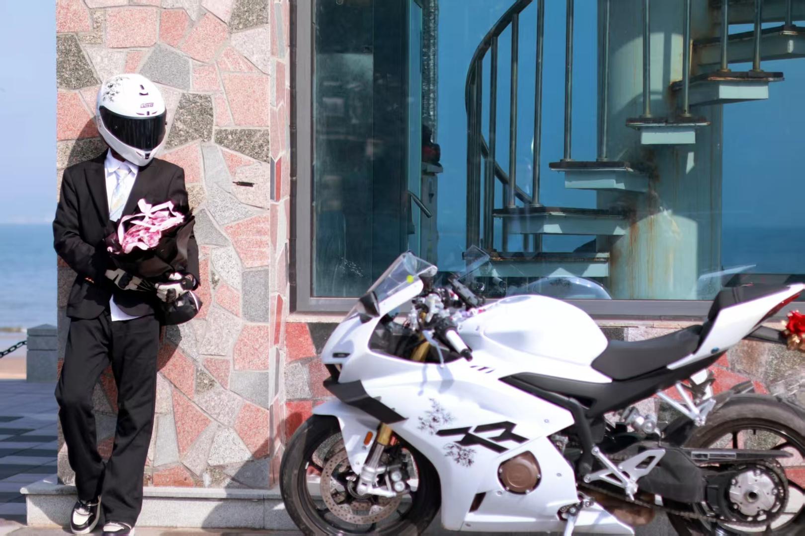 车主张先生和他的张雪机车 受访者供图