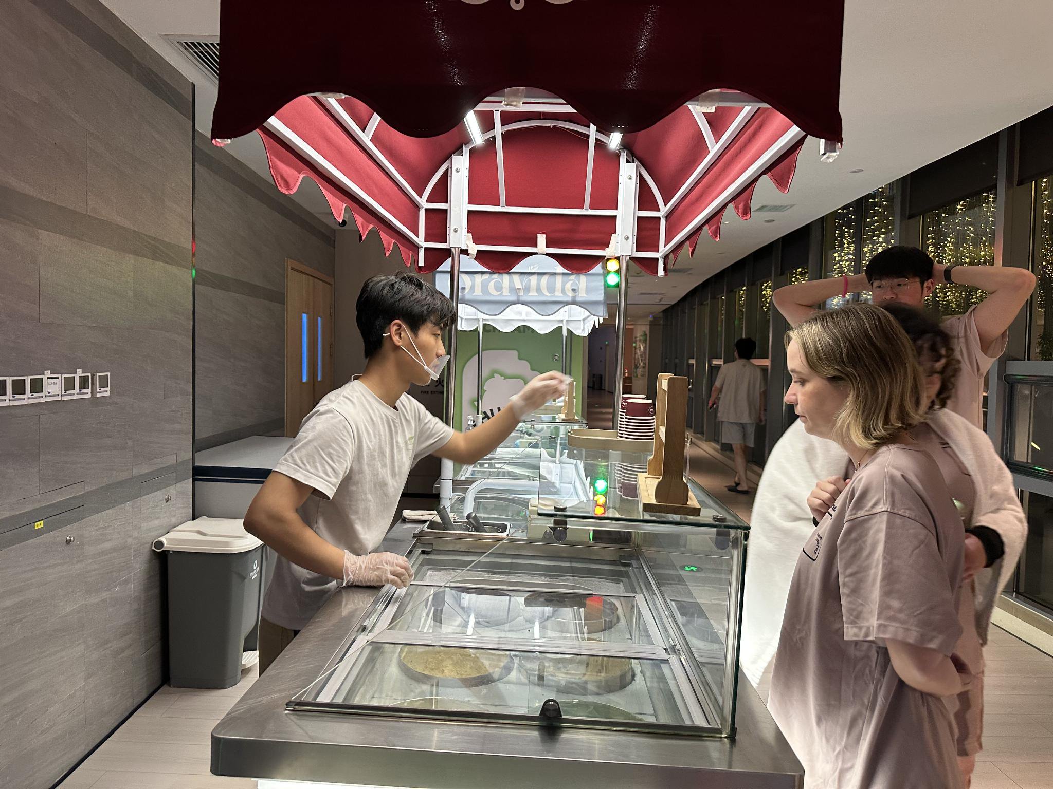 加60元可过夜、公司团建新场景：入境游客正涌入洗浴中心