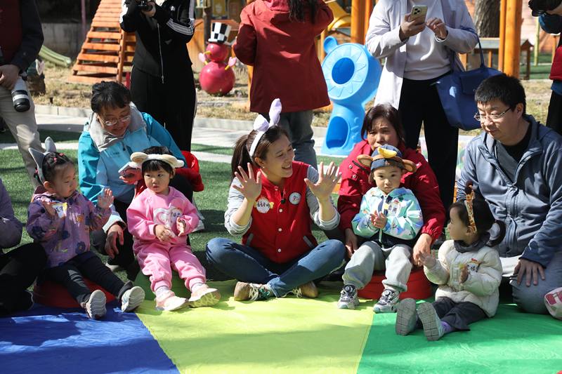 孩子们围坐一圈，跟随老师听着音乐动起来。图/北京教育融媒体中心