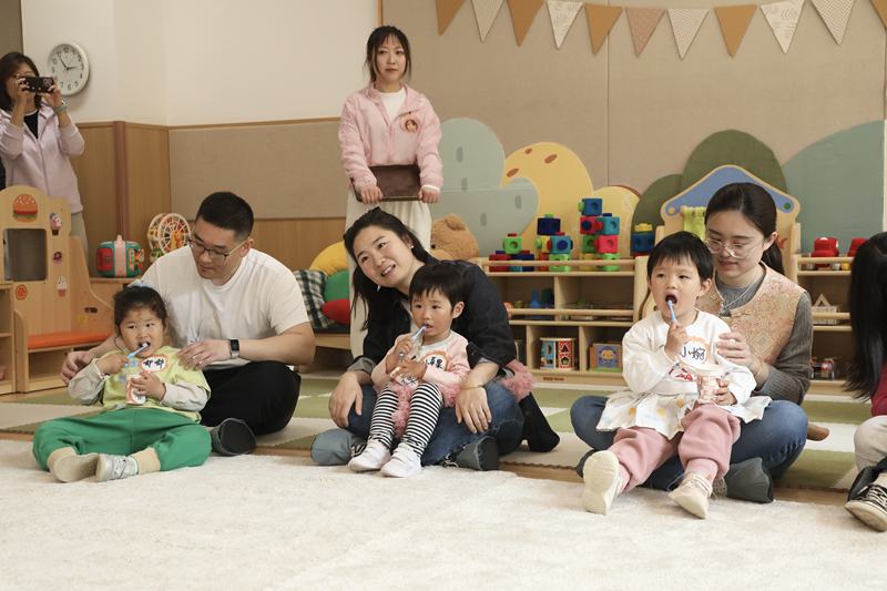 4月1日下午，北京市丰台区第五幼儿园内，家长和小朋友一起学习口腔护理知识。图/北京教育融媒体中心
