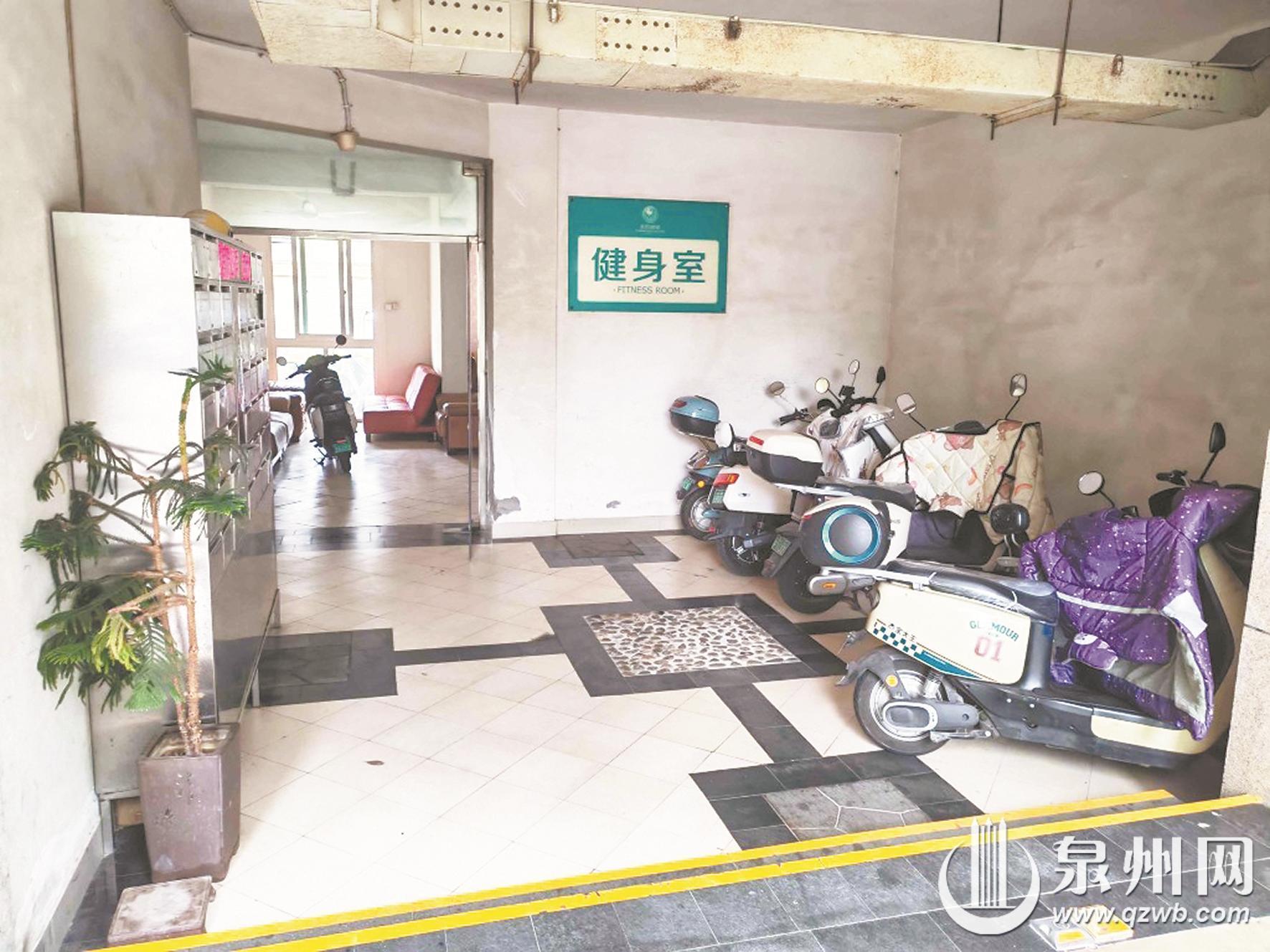 丰泽区盛世融城小区电动车乱停放 街道社区“出招”乱象整改“提速”|物业|停车|云山社区|泉州市|疫情_新浪新闻