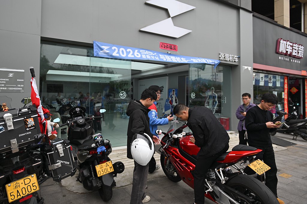 2026年4月1日，在张雪机车重庆两江新区店，夺冠同款车型820RR摩托车诱惑顾主参不雅。视觉中国 图