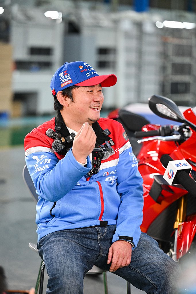 2026年3月30日下昼，在位于重庆两江新区的张雪工场内，820RR赛车首创东说念看法雪继承媒体采访。视觉中国 图