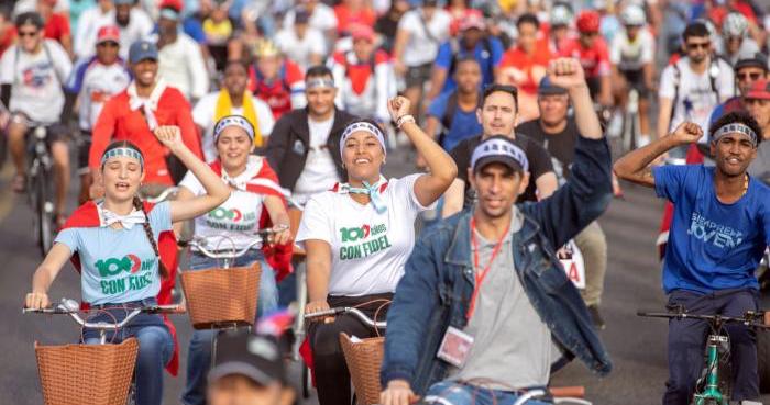 古巴青少年举行反帝游行