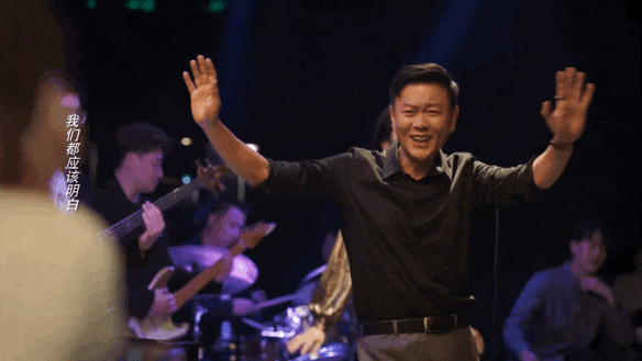 最让人意外的是《城中之城》。他演的苏见仁，在剧中跳了一段舞，被网友截图疯传，直接“一舞出圈”。