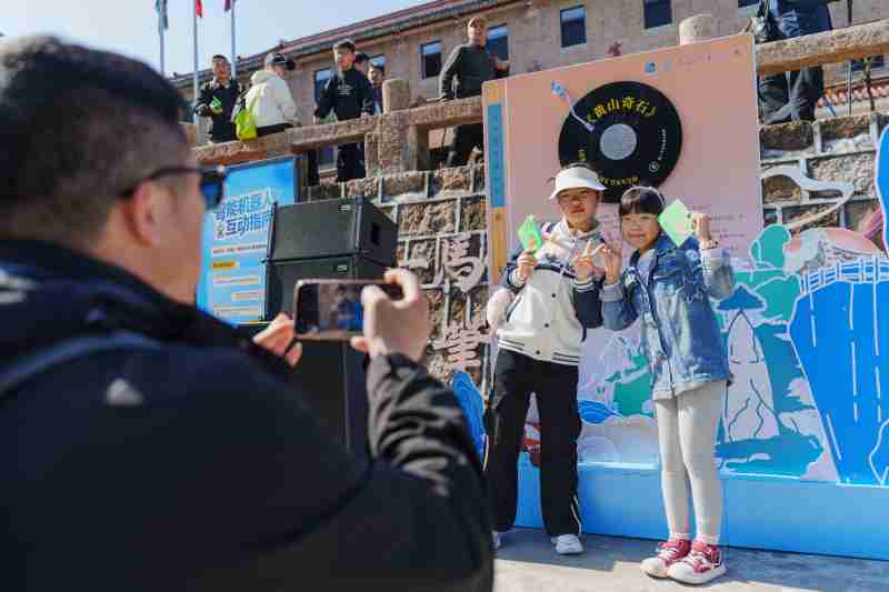 游客手持“春假限定研学护照”边游边学。受访者供图