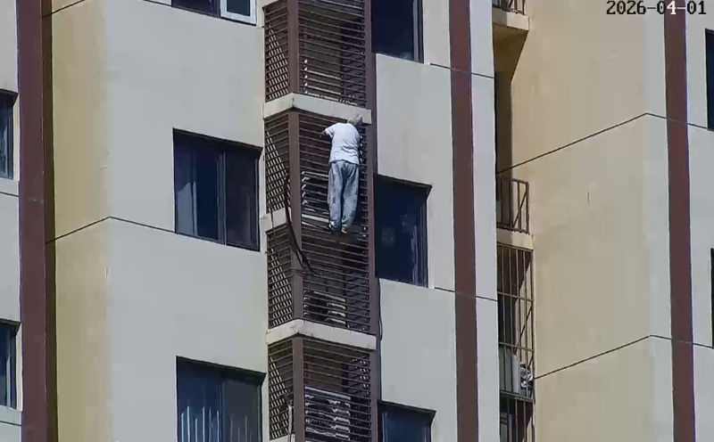 89岁老人向下攀爬过程中体力不支，最终被困在21层楼高的空调外机护栏处。石景山消防供图