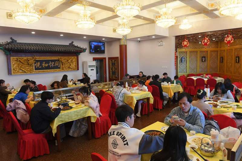 游客在老字号餐厅就餐。新京报记者 陈琳 摄