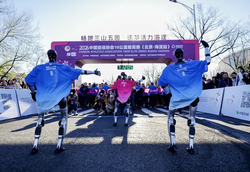 4月6日，机器人在为2026中国田径协会10公里精英赛（北京・海淀站）献舞助威。新京报记者 浦峰 摄