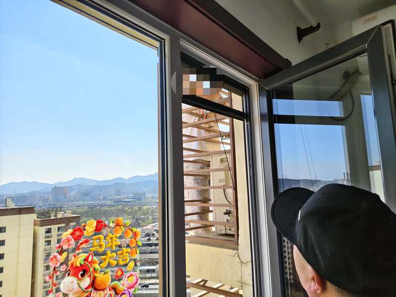 经检查，老人除受到惊吓和体力消耗过大外，身体并无大碍。石景山消防供图