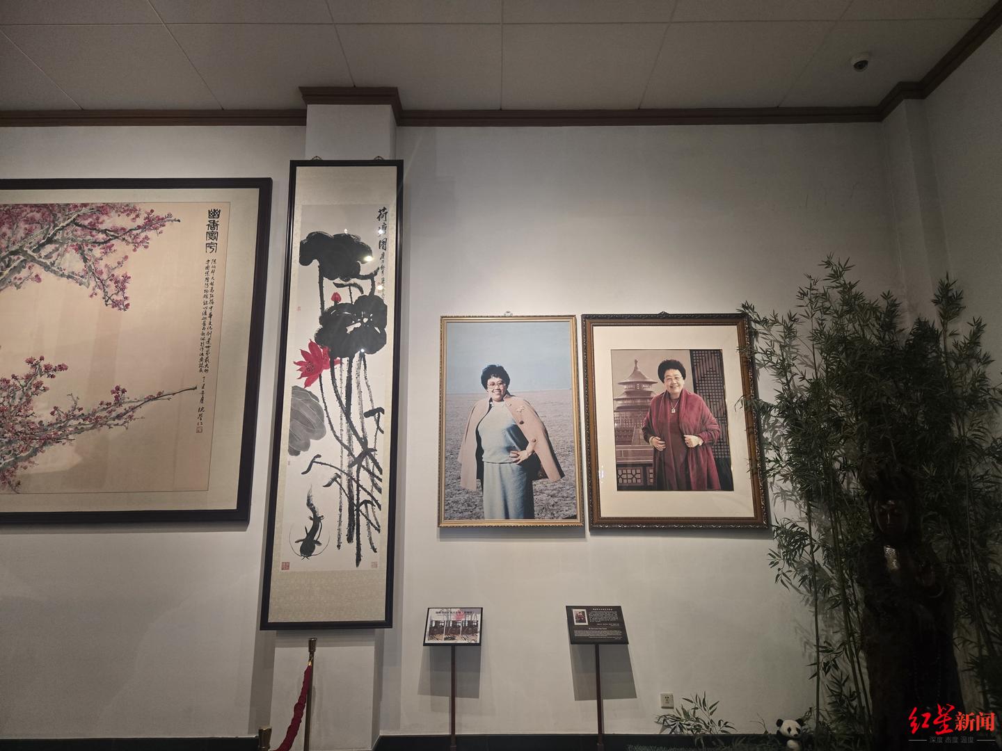 中国紫檀博物馆一楼后厅吊挂的陈丽华画作和肖像画