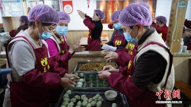 近日，温州市鹿城区雨花慈善会志愿者制作清明美食。鹿城区委宣传部 供图