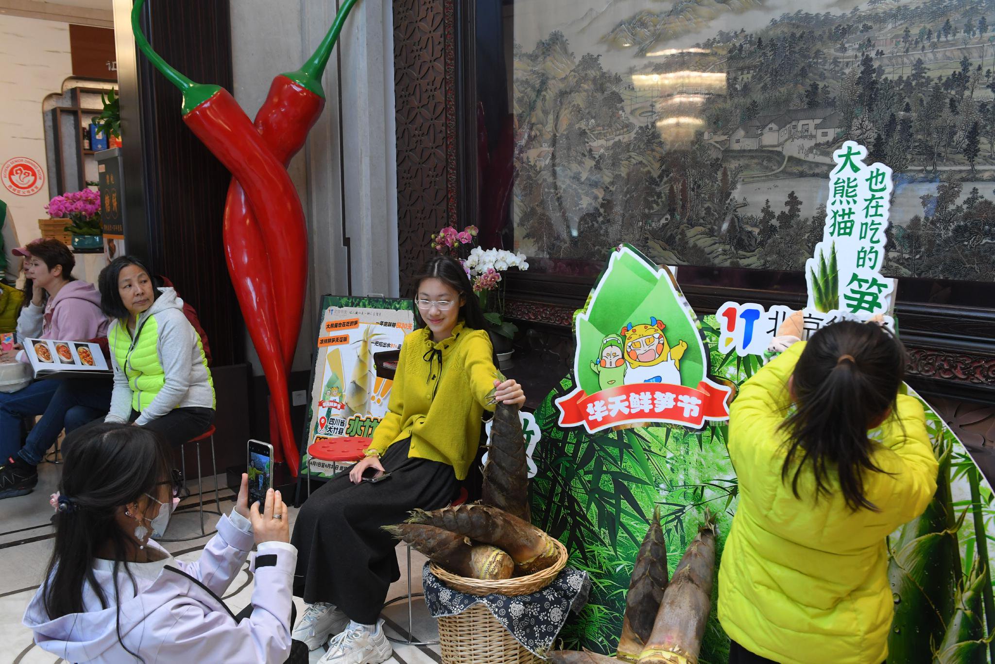 小龙虾日销破万斤、人气餐馆全天高峰，小长假北京餐饮热度超预期