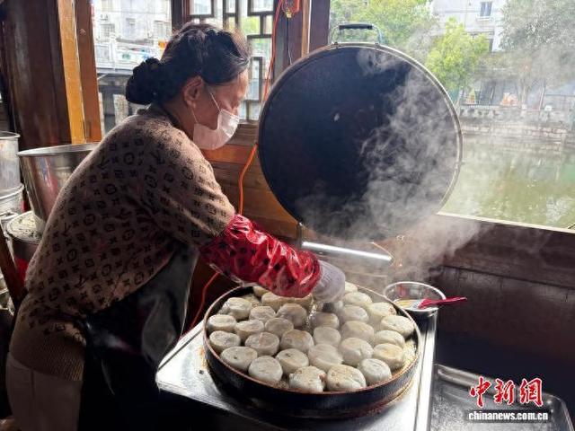 近日，温州市龙湾区状元亭义工制作清明饼。龙湾区委宣传部 供图