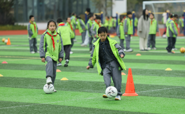 ▲3月5日，嘉兴市实验小学亚欧校区的学生们在参加开学第一课足球训练。图/新华社