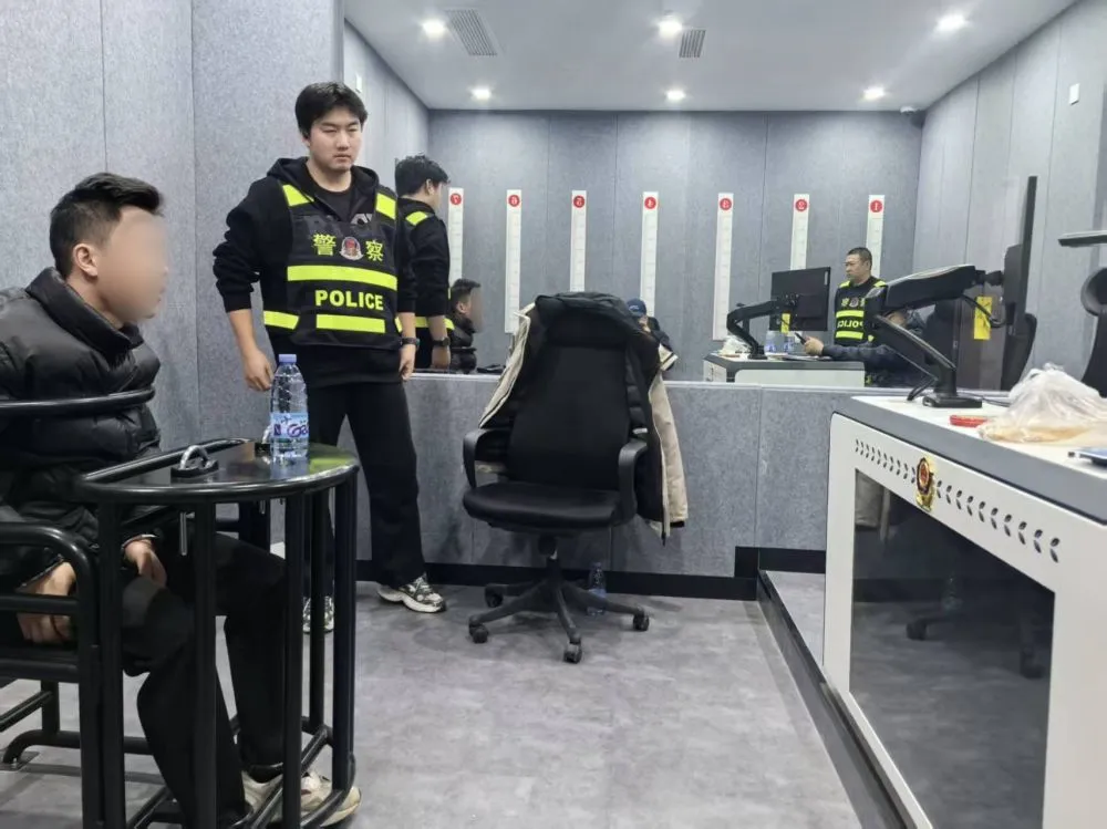 这是山东烟台警方在审讯网络“水军”团伙犯罪嫌疑人。（受访者供图）