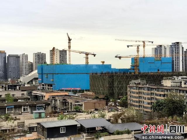 正在加紧建设中的成都跳伞塔片区项目。记者 刘忠俊 摄